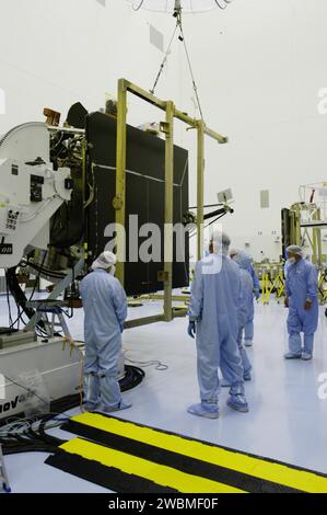 Die Mitarbeiter des Kennedy Space Centers bereiten den Mars Reconnaissance Orbiter vor, indem sie sein Solarpanel für Einsatztests und die Überprüfung der Montage vor dem Start entfernen. Stockfoto