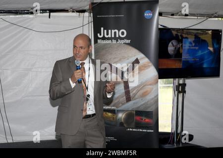 CAPE CANAVERAL, Fla. – Im Kennedy Space Center der NASA in Florida spricht der NASA-Chefwissenschaftler Waleed Abdalati während der Juno Tweetup-Aktivitäten in einem Zelt auf der Presseseite mit rund 150 Followern des Twitter-Kontos der Agentur. Die Hochtöner stehen zwei Tage lang im Mittelpunkt. Juno ist die Mission der NASA in Jupiter, um den Riesenplaneten zu erforschen und unser Verständnis für die Entstehung und Evolution des Planeten zu verbessern. Die Hochtöner teilen ihre Erfahrungen mit Followern über die Social-Networking-Website Twitter. Die Teilnehmer vertreten 28 bundesstaaten, den District of Columbia und fünf Othe Stockfoto