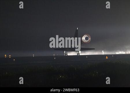 CAPE CANAVERAL, Fla. Xenon-Lichter beleuchten die entrollte Schlepprutsche des Space Shuttle Endeavour, während das Fahrzeug zum letzten Mal auf der Landebahn 15 der Shuttle Landing Facility im Kennedy Space Center der NASA in Florida zum Halt rollt. Der Touchdown des Hauptgetriebes war um 2:34:51 Uhr EDT, gefolgt vom Touchdown des Nasengetriebes um 2:35:04 Uhr und dem Radstopp um 2:35:36 Uhr an Bord sind der STS-134-Kommandeur Mark Kelly, Pilot Greg H. Johnson und die Missionsspezialisten Mike Fincke, Drew Feustel, Greg Chamitoff und Roberto Vittori der Europäischen Weltraumorganisation. STS-134 lieferte das Alpha Magnetspektrometer-2 (AMS) und Th Stockfoto