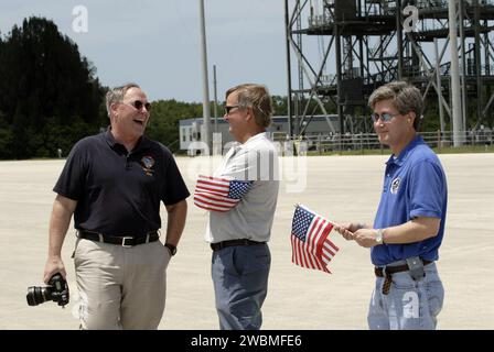 CAPE CANAVERAL, Fla. Jerry Ross, Chef des Vehicle Integration Test Office und ehemaliger NASA Astronaut, Shuttle Launch Director Mike Leinbach und James Branson vom Vehicle Integration Test Office warten auf die Ankunft der STS-135 Crew Mitglieder in der Shuttle Landing Facility im Kennedy Space Center der NASA in Florida. Die STS-135-Astronauten trafen am 4. Juli gegen 14:30 Uhr EDT in Kennedy ein, um die letzten Vorbereitungen für die Mission STS-135 des Raumschiffs Atlantis zur Internationalen Raumstation zu treffen. Atlantis soll am 8. Juli abheben, um das Multifunktions-Logistikmodul Raffaello zu liefern Stockfoto