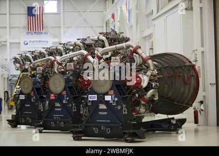 Alle 15 Haupttriebwerke des Pratt Whitney Rocketdyne Space Shuttle befinden sich in der Maschinenwerkstatt des Kennedy Space Centers und werden zur Lagerung an das Stennis Space Center vorbereitet. Die Triebwerke werden für die NASA-Schwerlastrakete Space Launch System umgerüstet. Stockfoto