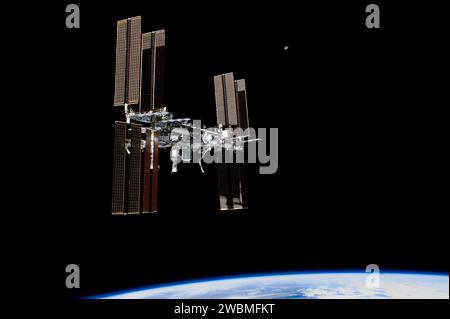 Die ISS wurde am 19. Juli 2011 vom Raumschiff Atlantis fotografiert und zeigt russische Kosmonauten, Japan Aerospace Exploration Astronauten und NASA Astronauten an Bord der Station und des Shuttles. Stockfoto