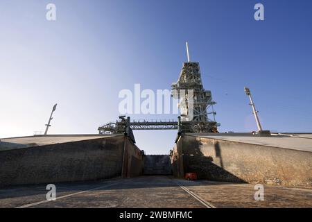 CAPE CANAVERAL, Fla. – Der Flammengraben am Launch Pad 39A im Kennedy Space Center der NASA in Florida ertrug während der Ära des Space Shuttle erhebliche Flammen, Vibrationen und andere Belastungen. Auf dem Weg in die Zukunft suchen Konstrukteure nach neuen, schwer entflammbaren und vibrationsfesten Materialien, um den Graben zu säumen. Um bei der Suche zu helfen, soll ein Team von Maschinenbaustudenten der Louisiana State University eine verkleinerte Version des Flammengrabens bauen, mit der Kennedys Wissenschaftler Probenmaterialien für den Graben ausprobieren können. Wenn die Proben im Labor funktionieren, können sie im echten Fl getestet werden Stockfoto