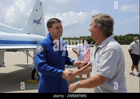 CAPE CANAVERAL, Fla. -- auf der Shuttle Landing Facility im Kennedy Space Center der NASA in Florida wird STS-135 Mission Specialist Rex Walheim von Shuttle Launch Director Mike Leinbach begrüßt. Die STS-135-Besatzungsmitglieder kamen am 4. Juli gegen 14:30 Uhr EDT in Kennedy an, um die letzten Vorbereitungen für die Mission STS-135 des Raumschiffs Atlantis zur Internationalen Raumstation zu treffen. Atlantis soll am 8. Juli abheben, um das Raffaello Mehrzweck-Logistikmodul mit Vorräten und Ersatzteilen an die Station zu liefern. Die STS-135-Mission wird auch ein System fliegen, um das Potential zu untersuchen Stockfoto