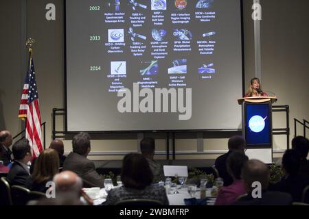 CAPE CANAVERAL, Fla. – Amanda Mitskevich, NASA Launch Services Program Manager im Kennedy Space Center, spricht die Gäste beim jährlichen Community Leaders Breakfast im Debus Center im Kennedy's Visitor Complex in Florida an. Gemeindeführer, Führungskräfte, Pädagogen, Gemeindeorganisatoren sowie staatliche und lokale Regierungsbeamte hörten, dass NASA-Administrator Charlie Bolden, Kennedy Space Center Director Bob Cabana und andere leitende Kennedy-Manager einen Überblick über die Zukunft des Raumfahrtzentrums gaben. Stockfoto