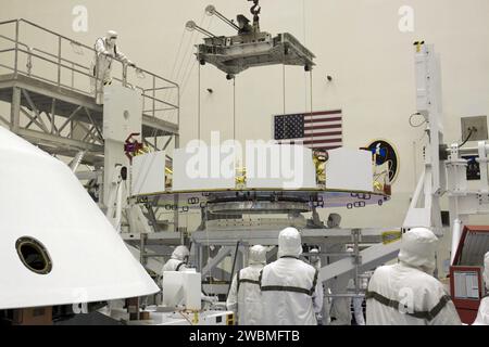 CAPE CANAVERAL, Fla. – In der Payload Hazardous Service Facility im Kennedy Space Center der NASA in Florida inspizieren Techniker die Mission Mars Science Laboratory (MSL) der NASA, während sie auf einen Drehständer geführt wird. Die Kreuzfahrtstufe liefert Solarstrom, Strahlruder für die Navigation und Wärmetauscher für den rover während seines Fluges von der Erde zum Mars. Zu den Komponenten von MSL gehört der rover Curiosity in Fahrzeuggröße, der über 10 wissenschaftliche Instrumente verfügt, die darauf abzielen, nach Belegen darüber zu suchen, ob der Mars über Umgebungen verfügt, die für das mikrobielle Leben vorteilhaft sind, einschließlich chemischer Inhaltsstoffe für das Leben. Einzigartig Stockfoto