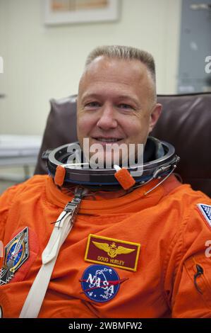 CAPE CANAVERAL, Fla. -- STS-135 Pilot Doug Hurley zieht seinen Start- und Einstiegsanzug im Operations- und Checkout-Gebäude im Kennedy Space Center der NASA in Florida an. Hurley ist einer der letzten vier Astronauten, die an Bord eines Space Shuttle starten. Er ist Colonel im U.S. Marine Corps mit einer Shuttle-Mission unter seinem Gürtel -- STS-127 an Bord Endeavour. Die STS-135 soll am 8. Juli um 11:26 Uhr EDT an Bord des Space Shuttle Atlantis abheben, um eine Mission zur Internationalen Raumstation zu Unternehmen. STS-135 wird das Multifunktions-Logistikmodul Raffaello mit Zubehör und Ersatzteilen für liefern Stockfoto