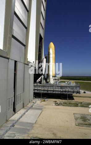 Space Shuttle Endeavour verlässt das Hochregal 3 (offene Tür) des Fahrzeugmontagegebäudes auf einer mobilen Startplattform und beginnt über einen Raupentransporter zum Launch Pad 39A zu Rollen. Die kombinierte Höhe von Shuttle, MLP und Transporter beträgt 235,2 Fuß. (71,6 m). Sobald Sie am Pad angekommen sind, werden routinemäßige Startplätze validiert, um alle Schnittstellen von Fahrzeug und Einrichtung zu überprüfen. Endeavour wird voraussichtlich am 19. April mit der Mission STS-100 starten und das Mehrzweck-Logistikmodul Raffaello und den kanadischen Roboterarm SSRMS zur Internationalen Raumstation transportieren Stockfoto