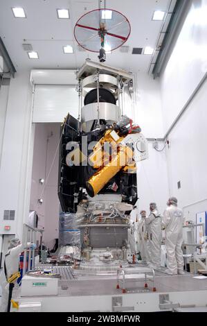 Bei Astrotech Space Operations in Titusville, Florida, ist das Raumschiff Deep Impact an die dritte Stufe der Boeing Delta II angeschlossen. Die Mission soll am 12. Januar 2005 starten und einen Impaktor freisetzen, um den Kometen Tempel 1 zu treffen, der es Wissenschaftlern ermöglicht, den Krater, seine Tiefe, seine Zusammensetzung und das ausgeworfene Material zu untersuchen, um das Innere des Kometen zu verstehen. Stockfoto