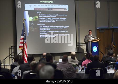 CAPE CANAVERAL, Fla. – Edward Mango, NASA Commercial Crew Program Manager am Kennedy Space Center, spricht Gäste beim jährlichen Community Leaders Breakfast im Debus Center im Kennedy's Visitor Complex in Florida an. Gemeindeführer, Führungskräfte, Pädagogen, Gemeindeorganisatoren sowie staatliche und lokale Regierungsbeamte hörten, dass NASA-Administrator Charlie Bolden, Kennedy Space Center Director Bob Cabana und andere leitende Kennedy-Manager einen Überblick über die Zukunft des Raumfahrtzentrums gaben. Stockfoto