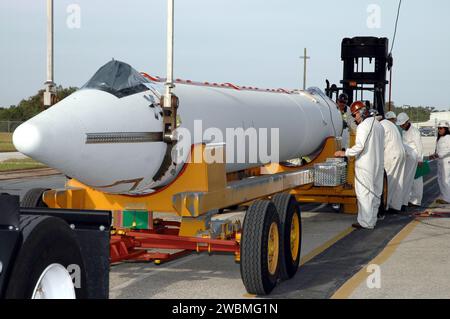 In Cape Canaveral wurde ein zweiter Solid Rocket Booster für die Befestigung an der Delta II Trägerrakete für Deep Impact vorbereitet, die den Kometen Tempel 1 mit Hilfe von Aufprall- und Vorbeiflugdaten untersuchen soll. Stockfoto