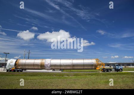 CAPE CANAVERAL, Fla. -- die erste Phase von Atlas V zur Unterstützung der Mission Mars Science Laboratory (MSL) beginnt ihre Reise von Port Canaveral zum Atlas Spaceflight Operations Center auf der Cape Canaveral Air Force Station in Florida. Zu den Komponenten von MSL gehört der kompakte rover Curiosity, der über 10 wissenschaftliche Instrumente verfügt, um nach Belegen darüber zu suchen, ob Mars über Umgebungen verfügt, die für das mikrobielle Leben günstig sind, einschließlich chemischer Inhaltsstoffe für das Leben. Der einzigartige rover verwendet einen Laser, um in Gestein zu schauen und seine Gase freizusetzen, damit das Spektrometer des rover die analysieren und senden kann Stockfoto