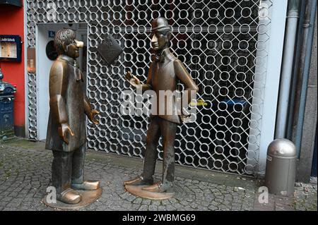 Skulpturen der Kölner Originale, Bronzefiguren Tünnes und Schäl in der Kölner Altstadt *** Skulpturen der Kölner Originale, Bronzefiguren von Tünnes und Schäl in der Altstadt von Kolognes Stockfoto