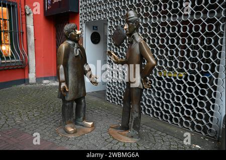 Skulpturen der Kölner Originale, Bronzefiguren Tünnes und Schäl in der Kölner Altstadt *** Skulpturen der Kölner Originale, Bronzefiguren von Tünnes und Schäl in der Altstadt von Kolognes Stockfoto