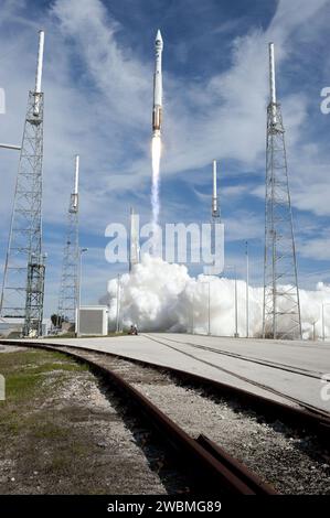 CAPE CANAVERAL, Fla. – Eine Atlas V-Rakete der United Launch Alliance startet zwischen den Türmen des Blitzschutzsystems am Launch Complex 41 auf der Cape Canaveral Air Force Station um 10:23 Uhr EST 11, mit dem NASA Solar Dynamics Observatory in die Umlaufbahn. Dies ist der 100. Start einer kommerziellen Atlas-Centaur-Rakete. Das Observatorium, bekannt als SDO, ist die erste Mission im Living With a Star Program der NASA und soll die Ursachen der Sonnenvariabilität und ihre Auswirkungen auf die Erde untersuchen. Die Langzeitmessungen des Raumschiffs werden Sonnenforschern detaillierte Informationen liefern, um Charac zu helfen Stockfoto