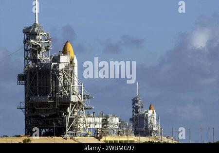 KENNEDY SPACE CENTER, FLORIDA. - Space Shuttle Discovery (Vordergrundstück) und Space Shuttle Atlantis (Hintergrund) stehen beide auf ihren Startplätzen bereit ( 39A bzw. 39B). Das Space Shuttle Discovery wurde am 2. Juli eingeführt, um für den Start der Mission STS-105 im August vorbereitet zu werden. Das Space Shuttle Atlantis startet am Donnerstag, den 12. Juli, auf der Mission STS-104. Über jedem Shuttle auf der linken Seite erhebt sich der 80 Meter hohe Blitzstab, der jedes Shuttle vor Blitzeinschlägen schützt Stockfoto