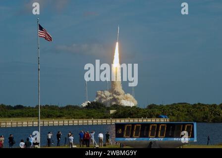 Die Ares I-X-Testrakete startet vom Starterkomplex 39B des Kennedy Space Centers und produziert während eines sechsminütigen Flugtests 2,96 Millionen Pfund Schub. Dies ist der erste nicht-Shuttle-Start von der Anlage seit der Apollo-Ära Saturn-Raketen. Stockfoto