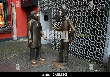 Skulpturen der Kölner Originale, Bronzefiguren Tünnes und Schäl in der Kölner Altstadt *** Skulpturen der Kölner Originale, Bronzefiguren von Tünnes und Schäl in der Altstadt von Kolognes Stockfoto