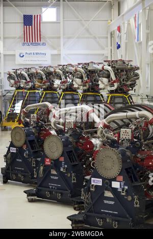 Im Kennedy Space Center befinden sich 15 Pratt Whitney Rocketdyne SSMEs auf Ständen innerhalb der Motorenwerkstatt. Die Triebwerke werden zum Stennis Space Center zur Lagerung und Umnutzung für die NASA Space Launch System Schwerladrakete transportiert. Stockfoto