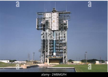 KENNEDY SPACE CENTER, FLORIDA. -- auf dem Startkomplex 17A, der Cape Canaveral Air Force Station, wird die erste Stufe einer Delta-II-Rakete auf die Gantry hochgehoben. Die Rakete wird die Genesis-Raumsonde auf eine Reise befördern, um Proben der Ionen und Elemente im Sonnenwind zu erfassen und sie zur Erde zurückzubringen, damit Wissenschaftler die genaue Zusammensetzung der Sonne und den Ursprung des Sonnensystems bestimmen können. Das NASA-Projekt Genesis wird vom Jet Propulsion Laboratory in Pasadena, Kalifornien, verwaltet Lockheed Martin Astronautics baute das Raumschiff Genesis für die NASA in Denver, Colorado. Der Start ist für Juli 30 geplant Stockfoto