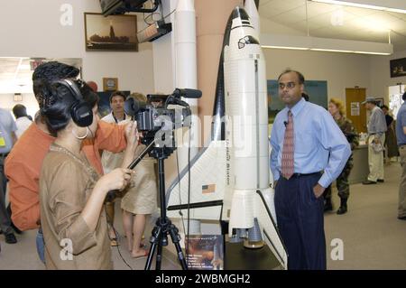 RAUMFAHRTZENTRUM KENNEDY, FLA. - Das Modell des Space Shuttle ist ein beliebter Hintergrund für Interviews im NASA News Center im Kennedy Space Center der NASA während der Startaktivitäten für die Return to Flight Mission STS-114. Mehr als tausend Medienvertreter aus 36 bundesstaaten, dem District of Columbia und 32 Ländern trafen sich im News Center zum historischen Start zusammen. Stockfoto