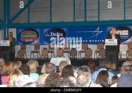 Jim Kennedy, Direktor des Kennedy Space Center, sprach bei der Astronaut Hall of Fame Induktion im Apollo/Saturn V Center. Levar Burton diente als Meister der Zeremonien. Bruce McCandless, Joe Allen und Gordon Fullerton wurden für ihre Leistungen und Beiträge zum US-Raumfahrtprogramm ausgezeichnet. Sie gehören zu den 60 Astronauten, die in der Hall of Fame ausgezeichnet wurden, und zur vierten Gruppe der Space Shuttle Astronauten. Stockfoto