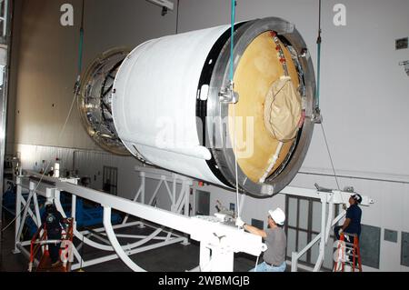 Die Arbeiter des Boeing Delta Operations Center senken die zweite Stufe einer Delta IV Rakete auf einen Arbeitsstand ab. Die Rakete wird den GOES-N-Wettersatelliten starten, den ersten von drei fortschrittlichen Satelliten für NASA und NOAA, der eine kontinuierliche Überwachung und Verfolgung von Unwettern einschließlich Tornados, Hurrikanen, Sturzfluten und Hagelstürmen ermöglicht. Stockfoto