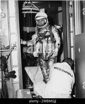 RAUMFAHRTZENTRUM KENNEDY, FLA. -- KAMMERTEST - Projekt Mercury Astronaut Virgil I. Gus Grissom verlässt nach einem simulierten Flug die Mercury-Raumsonde Liberty Bell 7. Stockfoto