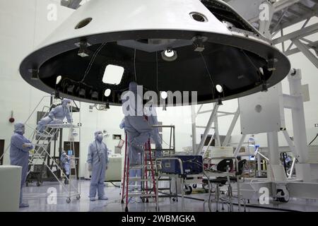 Cape Canaveral, Fla. -- in der Payload Hazardous Service Facility im Kennedy Space Center der NASA in Florida bearbeiten Techniker die Backshell für das Mars Science Laboratory (MSL) der NASA. Die Rückwand trägt den Fallschirm und mehrere Komponenten, die in späteren Phasen des Eintritts, Abstiegs und Landens verwendet werden, und ist ein Teil des Hitzeschildes des Raumschiffs, der, wenn beide integriert sind, als Aeroshell bezeichnet wird. Zu den Komponenten von MSL gehört der kompakte rover Curiosity, der über 10 wissenschaftliche Instrumente verfügt, um nach Belegen darüber zu suchen, ob Mars eine Umgebung hatte, die für mikrobielle LIFE geeignet ist Stockfoto