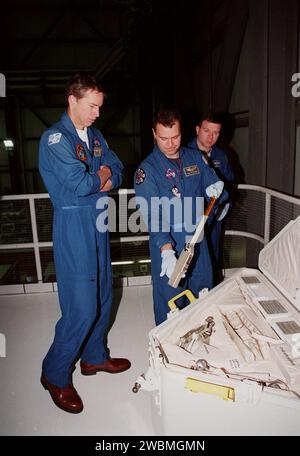 Im Bereich 1 der Orbiter Processing Facility überprüfen die STS-102 Crew-Mitglieder die Werkzeuge im Werkzeugträger, die bei Starts mitgeführt werden. Von links sind Commander James D. Wetherbee, Missionsspezialist Paul W. Richards und Pilot James W. Kelly. Die Einsatzmannschaft ist beim KSC für die Crew Equipment Interface Test Aktivitäten Stockfoto