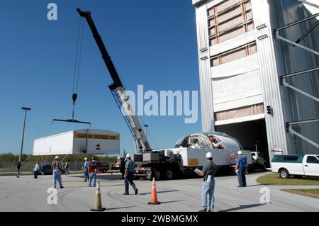 Im Boeing Delta Operations Center senkt ein Kran die Oberseite eines Containers, der die zweite Stufe der Boeing Delta IV hält. Die Delta-IV-Rakete wird 2005 den Wettersatelliten GOES-N für NASA und NOAA starten. GOES-N, der erste von drei fortschrittlichen Satelliten, wird Unwettersysteme überwachen, die Sturmentwicklung verfolgen und kontinuierliche atmosphärische Daten zur Analyse bereitstellen. Stockfoto