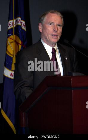 KENNEDY SPACE CENTER, FLORIDA. -- der amtierende NASA-Administrator Daniel Mulville spricht mit anderen Gästen im KSC-Protokollbüro. Mulville war einer von vielen Besuchern, die am Start des Space Shuttle Endeavour auf der Mission STS-108 teilnahmen. Der Start verzögerte sich um einen Tag, den 4. Dezember 2001, wegen des schlechten Wetters in Kennedy. Das Space Shuttle Endeavour soll nun um 17:00 Uhr EST (2219 GMT) am 5. Dezember starten Stockfoto