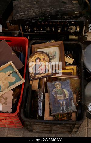 griechische orthodoxe Ikonen zum Verkauf auf dem Flohmarkt monastiraki, athen griechenland Stockfoto
