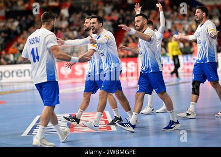 München, Deutschland. Januar 2024. Handball: Europameisterschaft, Portugal - Griechenland, Vorrunde, Gruppe F, Spieltag 1, Olympiahalle München. Griechenlands Spieler reagieren während des Spiels. Quelle: Peter Kneffel/dpa/Alamy Live News Stockfoto