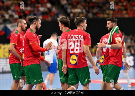 München, Deutschland. Januar 2024. Handball: Europameisterschaft, Portugal - Griechenland, Vorrunde, Gruppe F, Spieltag 1, Olympiahalle München. Portugals Spieler High-Five. Quelle: Peter Kneffel/dpa/Alamy Live News Stockfoto