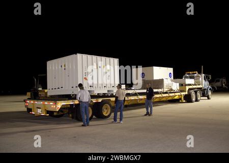 Im Kennedy Space Center in Florida transportierten die Arbeiter den Container mit dem NASA-Raumschiff Juno und der Hochleistungs-Antenne auf ein Transportfahrzeug, um ihn nach Astrotech in Titusville zu transportieren, um das solarbetriebene Raumschiff für den Start vorzubereiten, um die Pole, Struktur, Atmosphäre, Magnetosphäre und den potenziellen festen Kern des Jupiters zu untersuchen. Stockfoto
