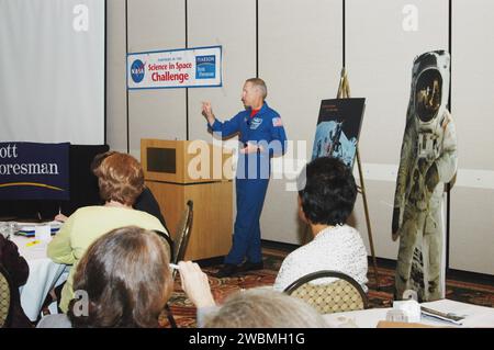 RAUMFAHRTZENTRUM KENNEDY, FLA. - NASA-Astronaut Patrick Forrester spricht an eine Gruppe von Pädagogen, die zum Auftakt der "Science in Space Challenge" im Doubletree Hotel in Orlando, Florida, versammelt wurden. Das nationale Challenge-Programm wird von der NASA und Pearson Scott Foresman, Herausgeber von pädagogischen Büchern aus der Zeit vor der K bis zur 6. Klasse, gesponsert. Um sich an der Herausforderung zu beteiligen, können Lehrer im Namen ihrer Schüler Vorschläge für eine wissenschaftliche und technologische Untersuchung einreichen. Die Astronauten werden die Gewinnerprojekte auf einer Space Shuttle Mission oder auf der Internationalen Raumstation durchführen, während Lehrer und s Stockfoto