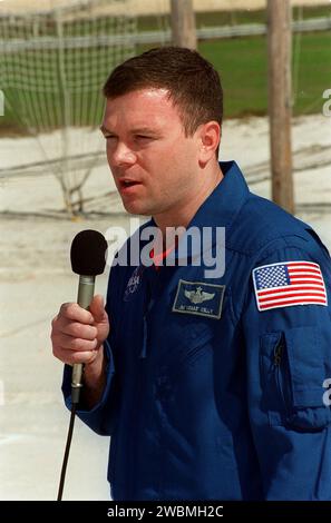 STS-102 Pilot James Kelly beantwortet eine Frage der Medien während einer Interviewsitzung am Schieberegler, der nahe Launch Pad 39B landet Er und andere Crew-Mitglieder sind bei KSC für die Terminal Countdown Demonstration Test Aktivitäten, die auch einen simulierten Start Countdown beinhalten. STS-102 ist der achte Bauflug zur Internationalen Raumstation mit dem Space Shuttle Discovery, das das Multifunktions-Logistikmodul Leonardo trägt. Discovery wird auch die Expedition-Two-Crew zur Raumstation transportieren, um die Expedition 1 zu ersetzen, die mit Discovery zur Erde zurückkehren wird. Starten Sie o Stockfoto