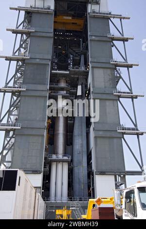 CAPE CANAVERAL, Fla. -- am Launch Complex 41 auf der Cape Canaveral Air Force Station in Florida befindet sich die Centaur-Oberstufe für die United Launch Alliance Atlas V, die für den Start des NASA-Raumschiffs Juno vorgesehen ist, in der Vertical Integration Facility (VIF). Er wird dann an der Atlas V-Booster-Stufe befestigt, die sich bereits am Pad befindet. Juno startet an Bord eines Atlas V von Cape Canaveral, Florida, 5. August. Die solarbetriebene Raumsonde wird die Pole des Jupiters 33 Mal umkreisen, um mehr über die Entstehung, Struktur, Atmosphäre und Magnetosphäre des Gasriesen zu erfahren und die Existenz eines zu untersuchen Stockfoto