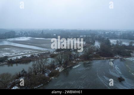 Drohnenaufnahmen des Überflutungsgebietes der Leine in Hannover. Zu sehen, die Leine und verbleibendes, gefrorenes Hochwasser. Deutschland, Niedersachsen, Hannover, 11.01.2024 *** Drohnenbilder vom Hochwassergebiet der Leine in Hannover die Leine und das verbliebene gefrorene Hochwasser sind zu sehen Deutschland, Niedersachsen, Hannover, 11 01 2024 Stockfoto