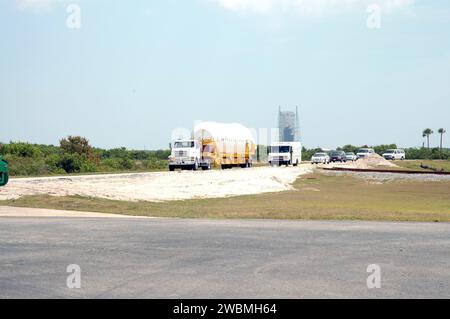 RAUMFAHRTZENTRUM KENNEDY, FLA. - Der Truck, der den Centaur der zweiten Stufe transportiert, fährt vom Skid Strip auf der Cape Canaveral Air Force Station (CCAFS) zu seinem Ziel, dem Atlas Space Operations Center. Die Centaur ist die obere Stufe der Atlas V-Konfiguration, die das Raumschiff New Horizons vom Launch Complex 41 auf der CCAFS starten wird. New Horizons soll uns helfen, Welten am Rande unseres Sonnensystems zu verstehen, indem wir die erste Erkundung von Pluto und Charon machen - ein „Doppelplanet“ und der letzte Planet in unserem Sonnensystem, der von Raumfahrzeugen besucht wird. Die Mission wird dann V Stockfoto