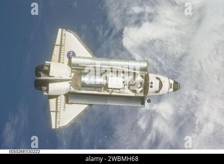 Das Space Shuttle Discovery nähert sich der Internationalen Raumstation während der STS-133-Anlegearbeiten am 26. Februar 2011. Das Shuttle wird mit der Erde im Hintergrund von einem Besatzungsmitglied der Expedition 26 fotografiert. Das Andocken erfolgte um 14:14 Uhr EST. Stockfoto