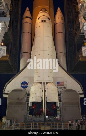 Das Space Shuttle Atlantis, das an seinem externen Treibstofftank und festen Raketenverstärkern befestigt war, rollte am 8. Juli vom Vehicle Assembly Building zum Start Pad 39A im Kennedy Space Center für STS-135, den letzten Shuttle-Flug zur ISS, aus. Stockfoto