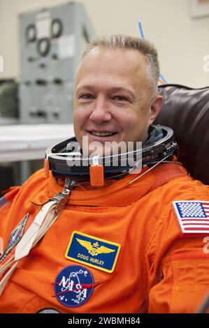 CAPE CANAVERAL, Fla. -- im Operations- und Checkout-Gebäude im Kennedy Space Center der NASA in Florida überprüft STS-135 Pilot Doug Hurley während eines simulierten Startzählers die Passform seines Start- und Einstiegsanzugs. Im Rahmen des Terminal Countdown Demonstration Tests (TCDT) werden die Crew-Mitglieder zum Startplatz 39A von Kennedy gebracht und in das Space Shuttle Atlantis geschnallt, um die Schritte zu üben, die am Starttag unternommen werden. Atlantis und seine Crew sollen am 8. Juli abheben und das Raffaello Mehrzweck-Logistikmodul mit Vorräten und Ersatzteilen zum Internat mitnehmen Stockfoto