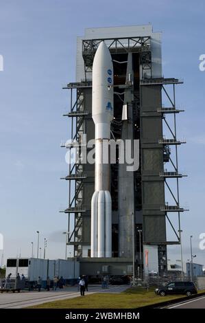 CAPE CANAVERAL, Fla. -- auf der Cape Canaveral Air Force Station in Florida sonnt sich die 197 Meter hohe United Launch Alliance Atlas V-551 Trägerrakete während ihres Umzugs zum Space Launch Complex 41 im Sonnenschein vor der Vertical Integration Facility. Auf der Spitze der Rakete befindet sich das Raumschiff Juno der NASA, das in der Nutzlastverkleidung eingeschlossen ist. Der Start ist während eines Startfensters geplant, das sich am 5. August von 11:34 Uhr bis 12:43 Uhr EDT erstreckt. Die solarbetriebene Raumsonde wird Jupiters Pole 33 Mal umkreisen, um mehr über die Entstehung, Struktur, Atmosphäre und Magnetosphäre des Gasriesen zu erfahren und die zu untersuchen Stockfoto