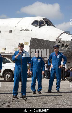 CAPE CANAVERAL, Fla. - Der STS-132 Commander Ken Ham spricht mit den Medien, nachdem er das Raumschiff Atlantis in der Shuttle-Landeanlage im Kennedy Space Center der NASA in Florida landet hat. Hinter Ham stehen die STS-132 Mission Specialists Garrett Reisman (Mitte) und Michael Good. Die sechsköpfige STS-132-Besatzung trug das in Russland gebaute Mini-Forschungsmodul 1 zur Raumstation. STS-132 ist die 34. Shuttle-Mission zum Bahnhof, die 132. Shuttle-Mission insgesamt und der letzte geplante Flug nach Atlantis. Stockfoto