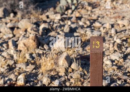 Wegmeilenmarkierung Nummer 13 13 auf einen Holzpfosten gehauen Stockfoto