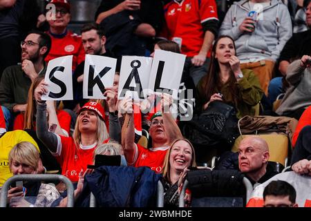 Dänische Fans vor dem EHF Euro 2024-Spiel zwischen Dänemark und der Tschechischen Republik in der Olympiahalle in München am Donnerstag, den 11. Januar 2024 Stockfoto