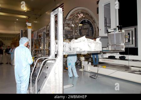 RAUMFAHRTZENTRUM KENNEDY, FLA. - Techniker in der Verarbeitungsanlage der Raumstation im Kennedy Space Center der NASA bereiten sich darauf vor, im italienischen Mehrzweck-Logistikmodul Raffaello weitere Nachfüllsäcke in Container zu transportieren, die als Nachlieferungs-Staufächer bezeichnet werden. Das Modul liefert eine Vielzahl von Verbrauchsmaterialien, darunter Lebensmittel, Kleidung und Ersatzteile, an die Internationale Raumstation. Raffaello startet mit der Mission STS-114 des Space Shuttle Discovery. Das Startfenster ist vom 15. Mai bis 3. Juni. Stockfoto