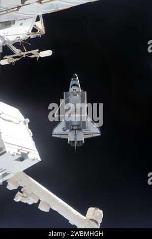 Das Space Shuttle Atlantis wird von der ISS aus während der STS-135-Trennung fotografiert und zeigt am 19. Juli 2011 das Raffaello-Logistikmodul in der Frachtbucht und Besatzungsmitglieder an Bord der Station und des Shuttles. Stockfoto